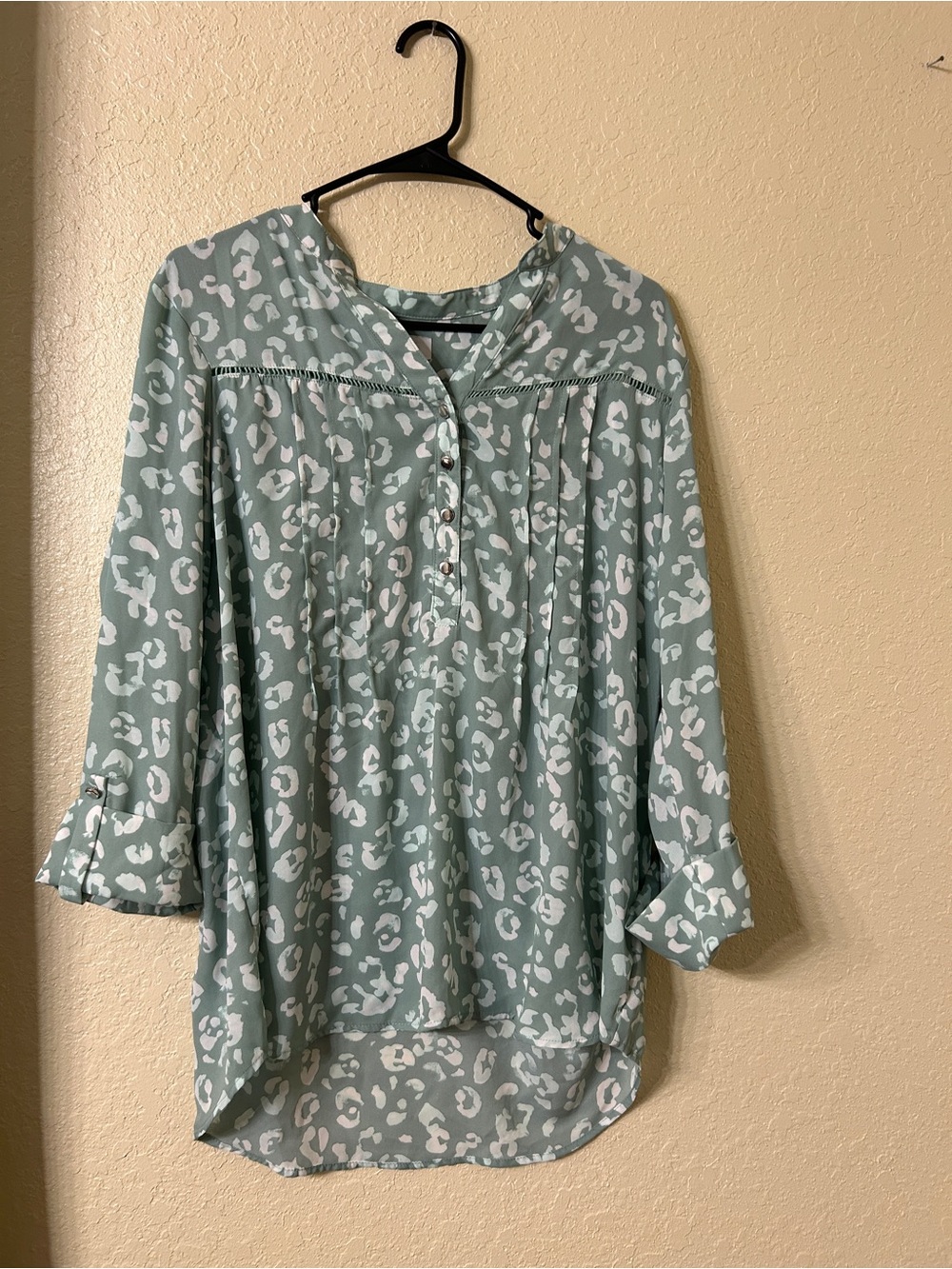 Kim Rogers Sage Green Leopard Print Blouse size XL- L129